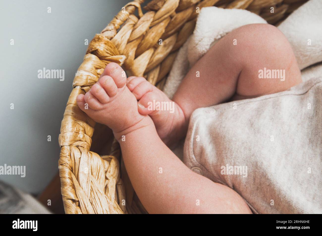 Zampe e piedi neonati nel cestino Sunny Foto Stock
