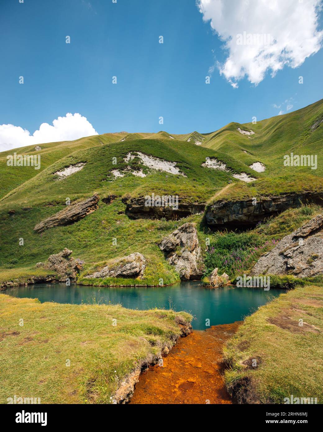 Lago di montagna minerale Abano, estate, Georgia Foto Stock