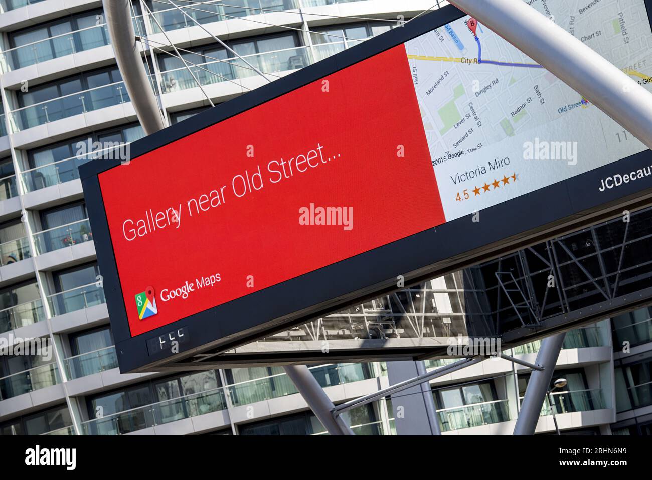 Cartellone Google Maps sopra Old Street che promuove la vicina galleria nella zona est di Londra Foto Stock
