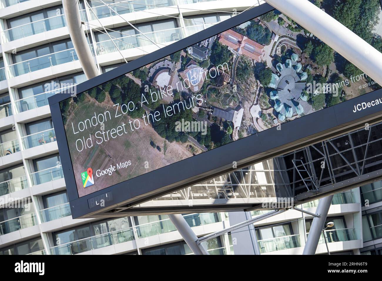 Il cartellone digitale di Google Maps a Londra mostra le indicazioni per lo zoo di Londra da Old Street Foto Stock