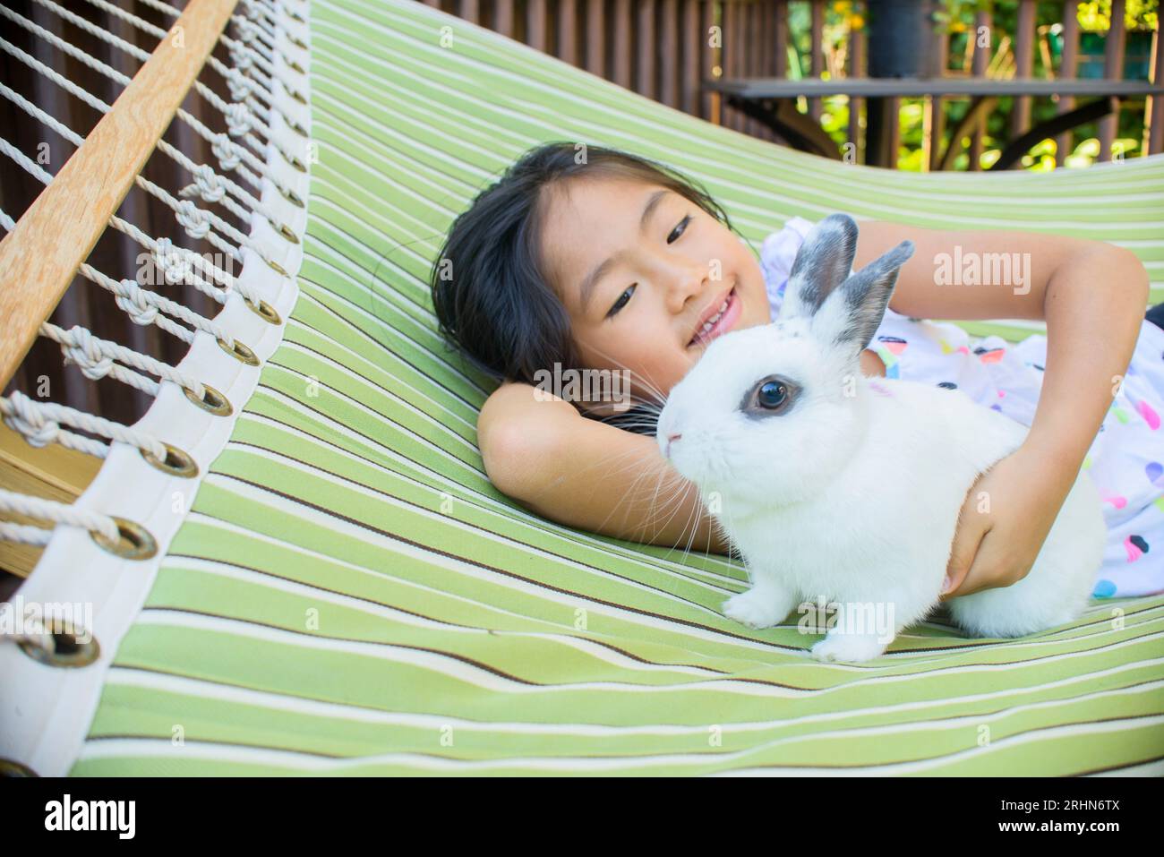Vietnamita, americana, ragazza di 7 anni che si esibisce con i suoi abiti preferiti Foto Stock