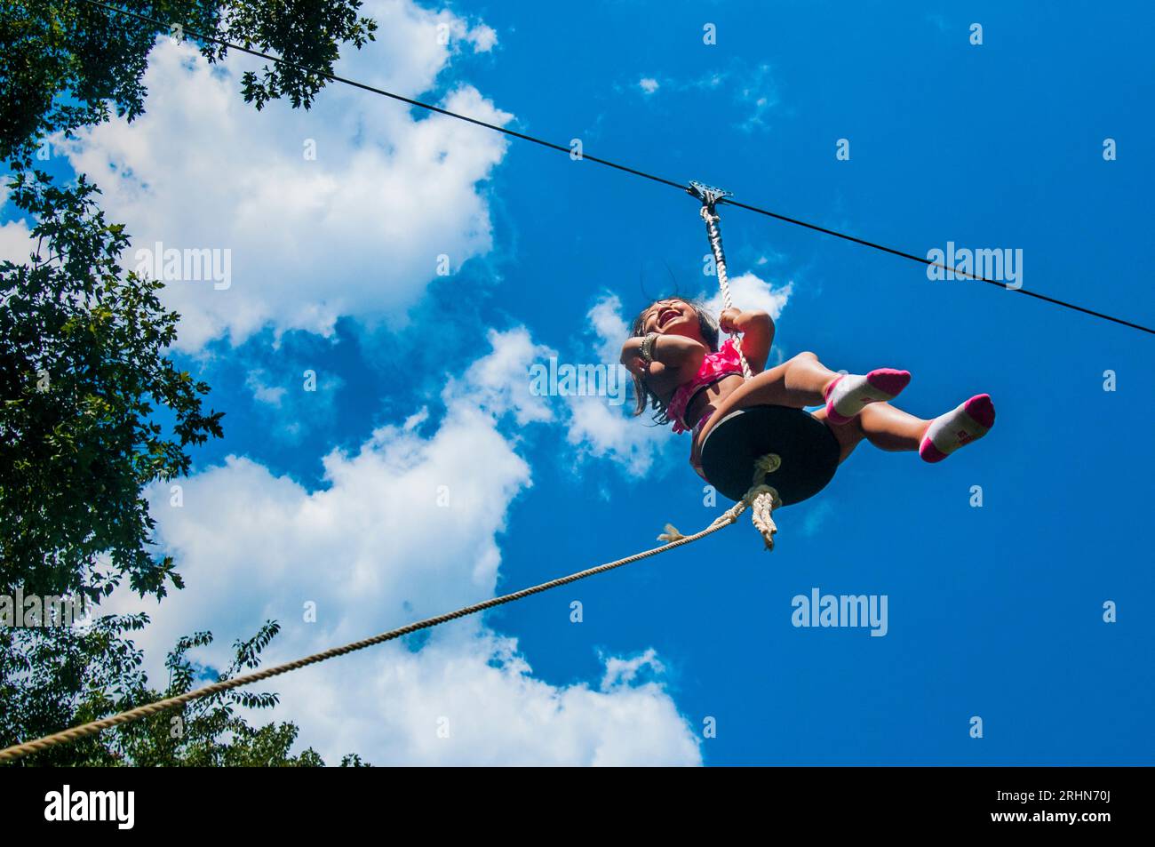 Vietnamita americana ragazza di 7 anni che vola in aria Foto Stock