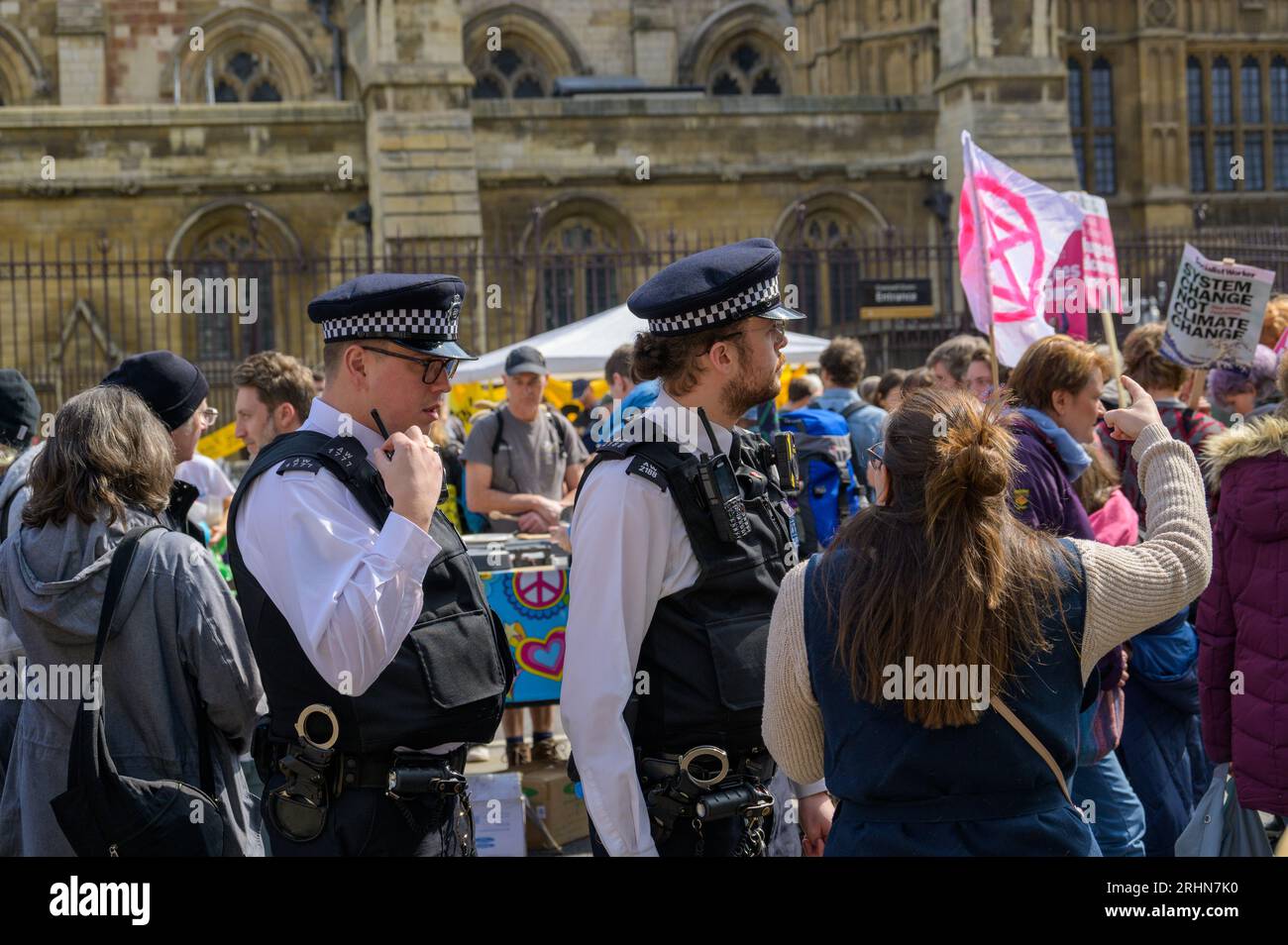 LONDRA - 22 aprile 2023: Il dialogo urbano si svolge: Gli agenti di polizia metropolitana si impegnano in una conversazione significativa con i manifestanti di Extinction Rebellion d Foto Stock