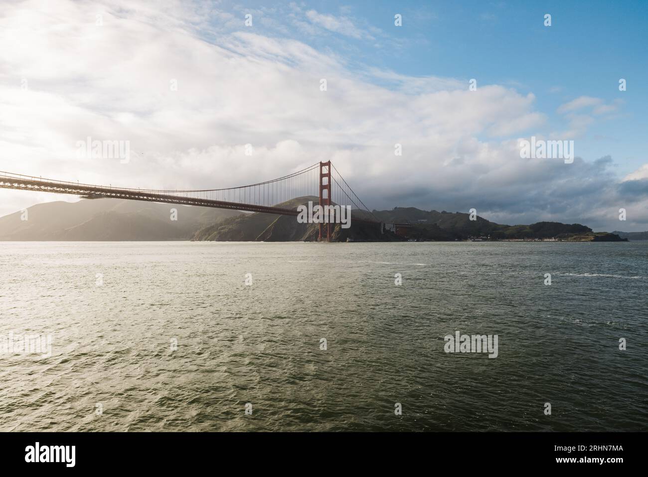Golden Gate Bridge dall'acqua con nuvole sopra Foto Stock