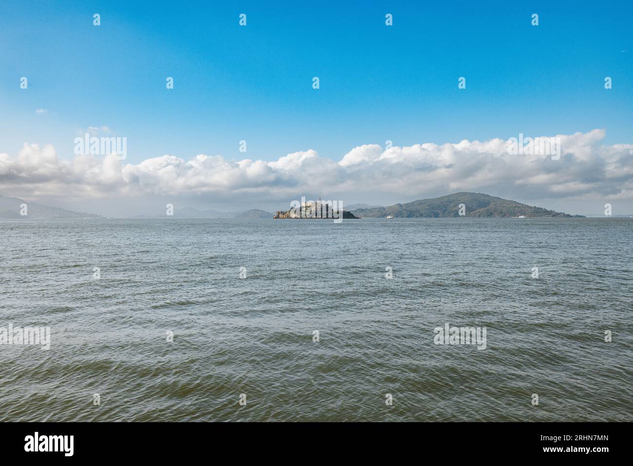 Isola di Alactraz molto lontana nell'oceano Foto Stock