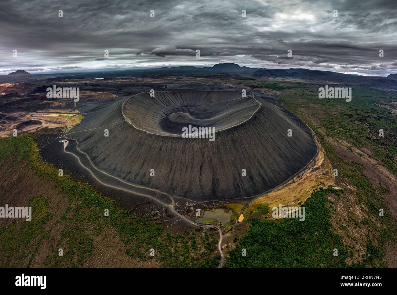 Il grande cratere del vulcano Hverfjall è un cono di tephra o un vulcano ad anello di tufo in un giorno di copertura nell'area di Myvatn, nel nord dell'Islanda Foto Stock