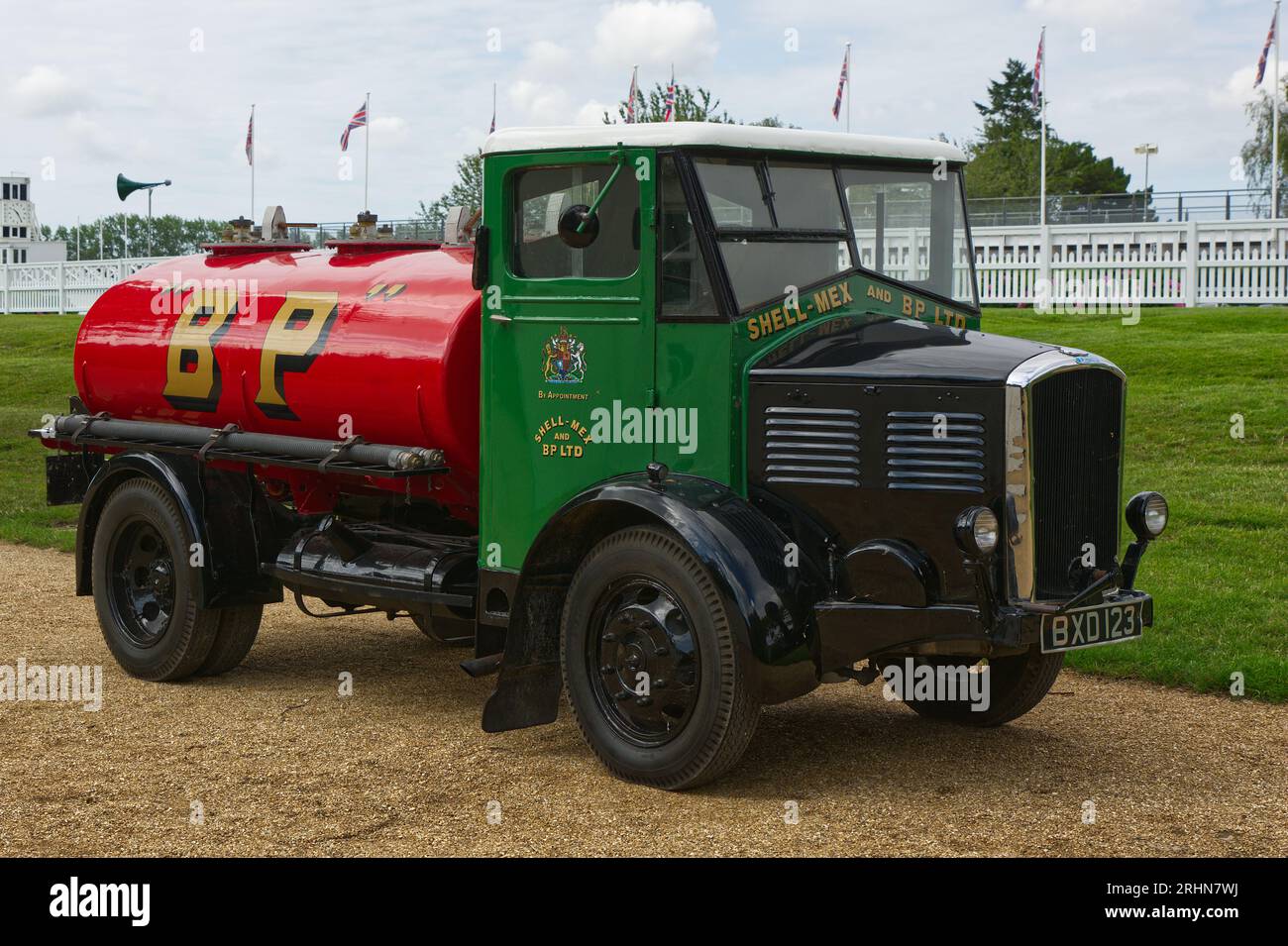 Autocisterna Heritage Road Going in livrea di Shell-Mex e B.P. Ltd Al Goodwood Motor Racing Ciruit. Creato da Dennis. Foto Stock