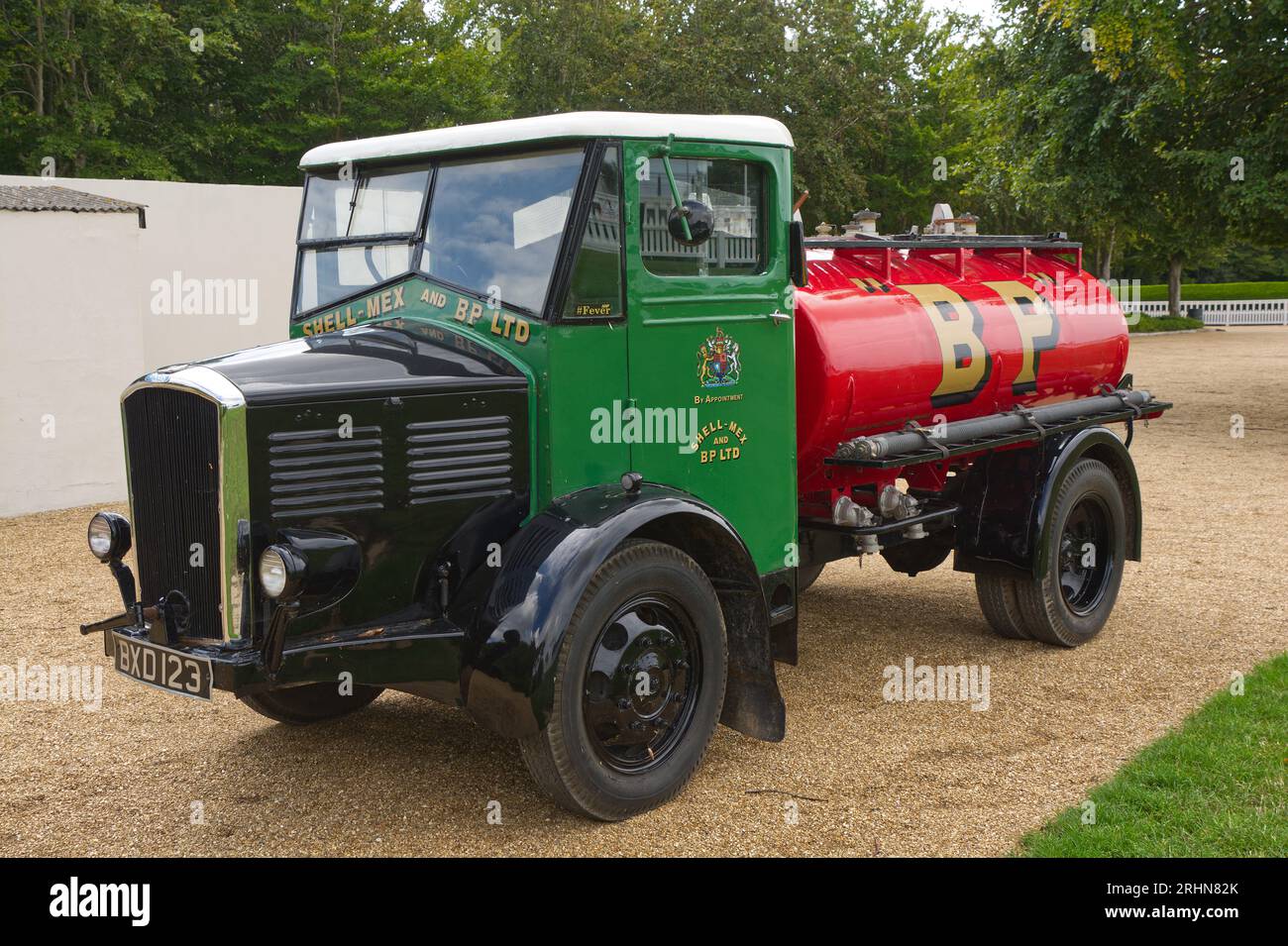 Autocisterna Heritage Road Going in livrea di Shell-Mex e B.P. Ltd Al Goodwood Motor Racing Ciruit. Creato da Dennis. Foto Stock