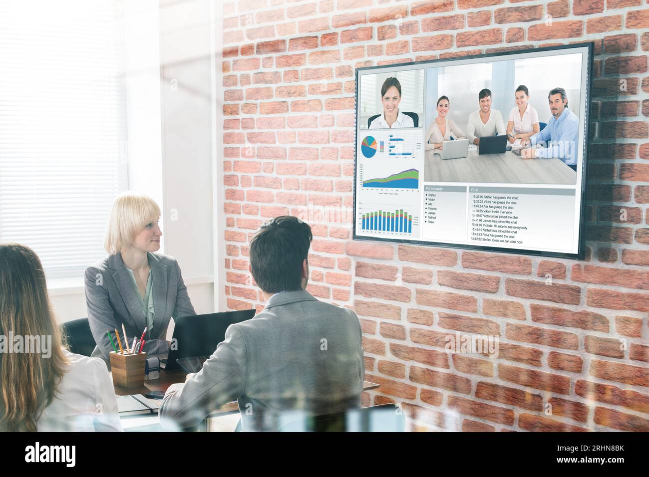 Un gruppo di imprenditori aventi Video conferenza nella sala riunioni Foto Stock
