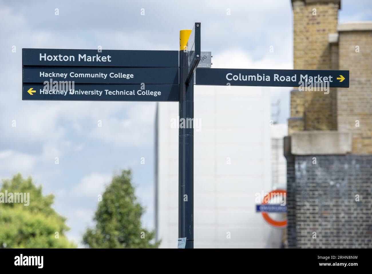 Indicazioni stradali direzionali a Hackney, East London, in direzione del mercato di Hoxton e del mercato di Columbia Road vicino alla stazione della London Overground. Foto Stock