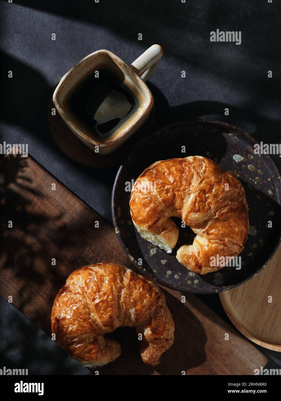 Una tazza di caffè caldo con croissant Foto Stock