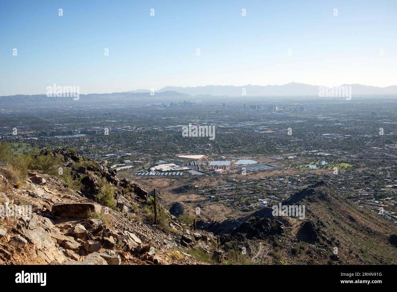 Affacciato sulla città di Phoenix dall'alto della montagna Foto Stock