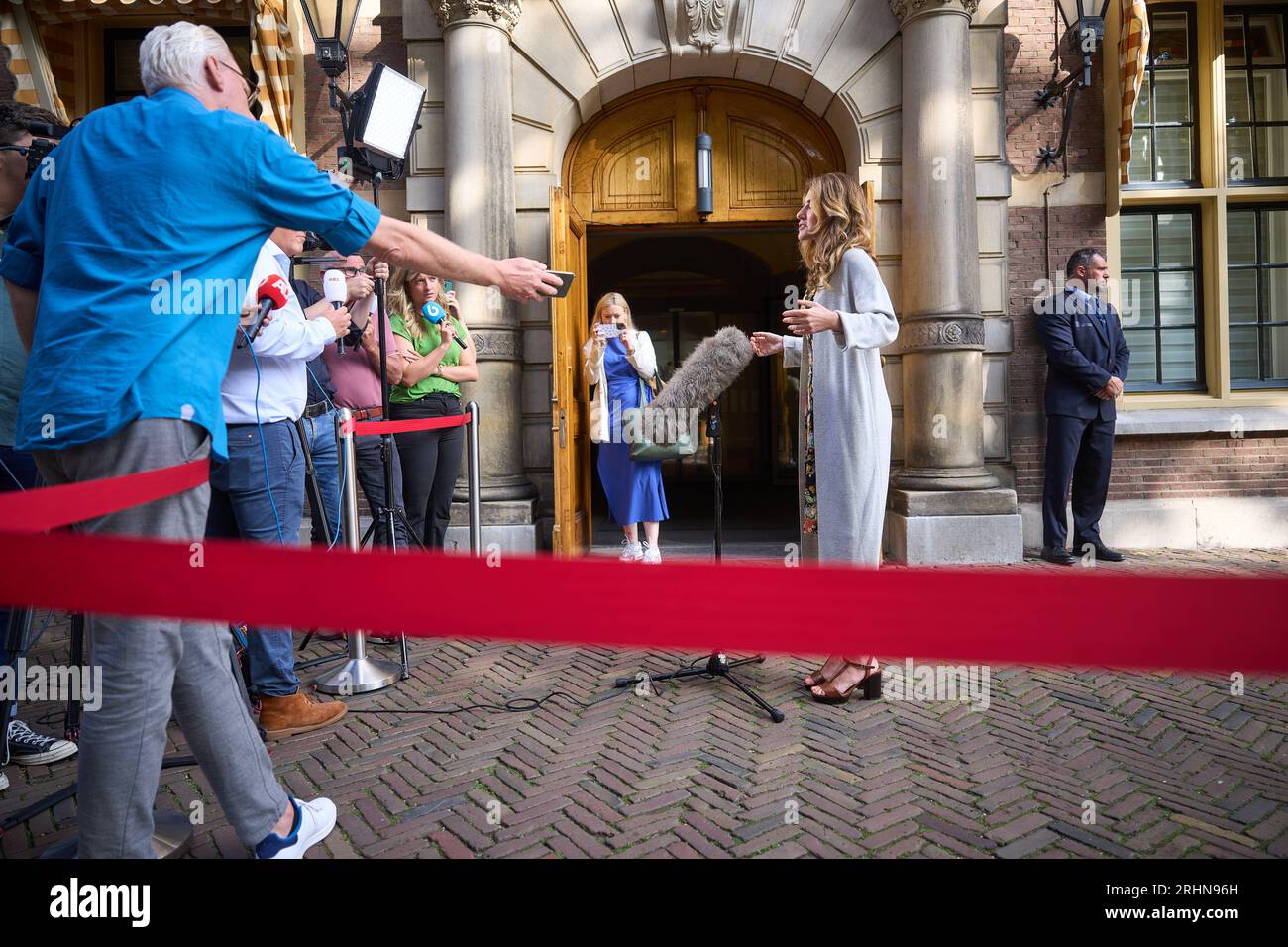 L'AIA - 18/08/2023, Dilan Yesilgoz, ministro demissionario della giustizia e della sicurezza arriva al Binnenhof prima della riunione settimanale del gabinetto. Il gabinetto di custodia si riunirà nuovamente dopo le vacanze estive. ANP PHIL NIJHUIS paesi bassi fuori - belgio fuori Foto Stock