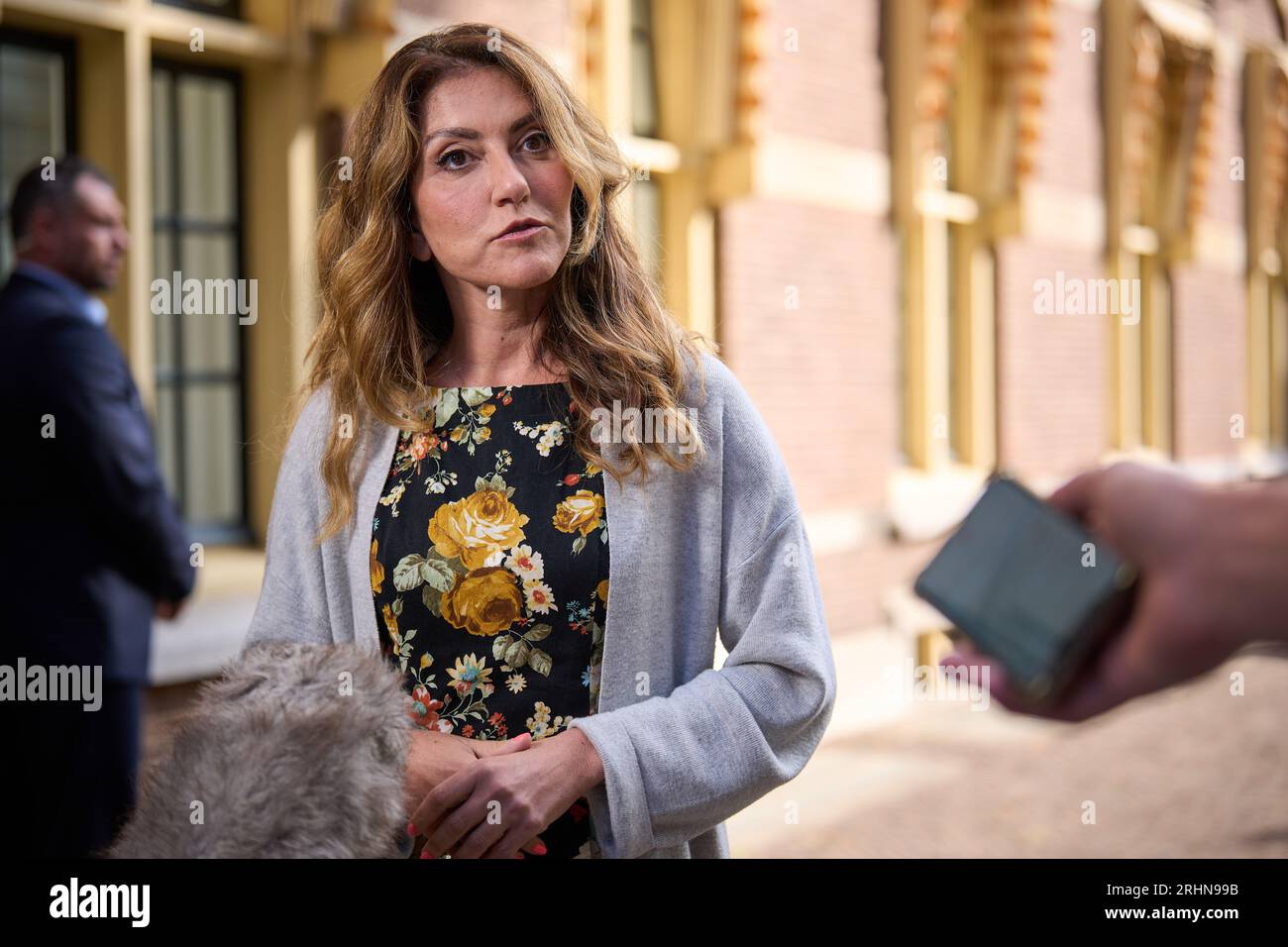 L'AIA - 18/08/2023, Dilan Yesilgoz, ministro demissionario della giustizia e della sicurezza arriva al Binnenhof prima della riunione settimanale del gabinetto. Il gabinetto di custodia si riunirà nuovamente dopo le vacanze estive. ANP PHIL NIJHUIS paesi bassi fuori - belgio fuori Foto Stock