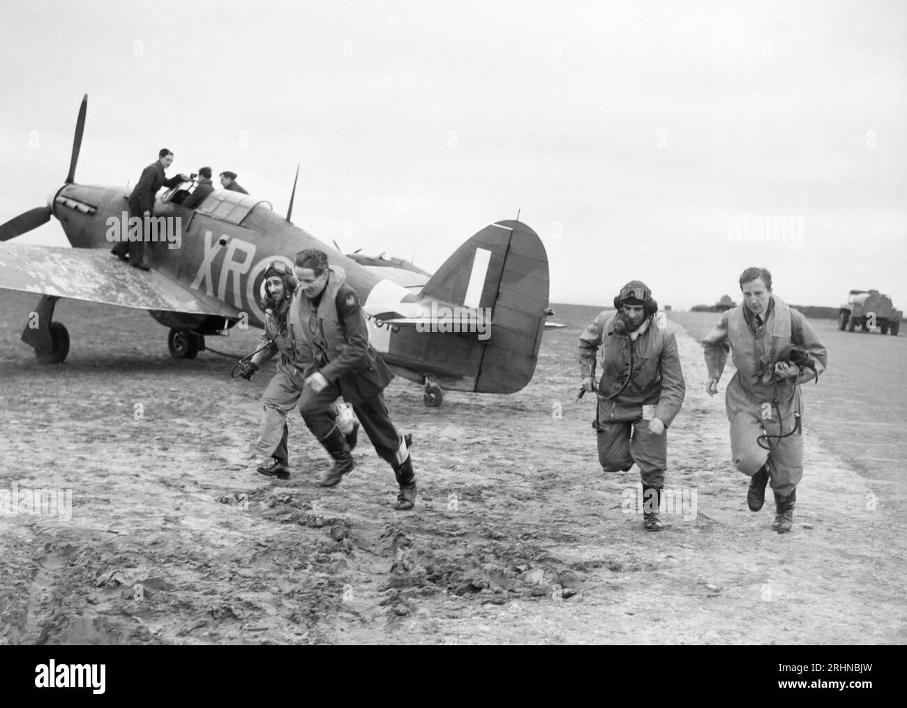 EAGLE SQUADRON piloti americani del No 71 Eagle Squadron corrono verso i loro Hawker Hurricanes alla RAF Kirton-in-Linsey il 17 marzo 1941 Foto Stock