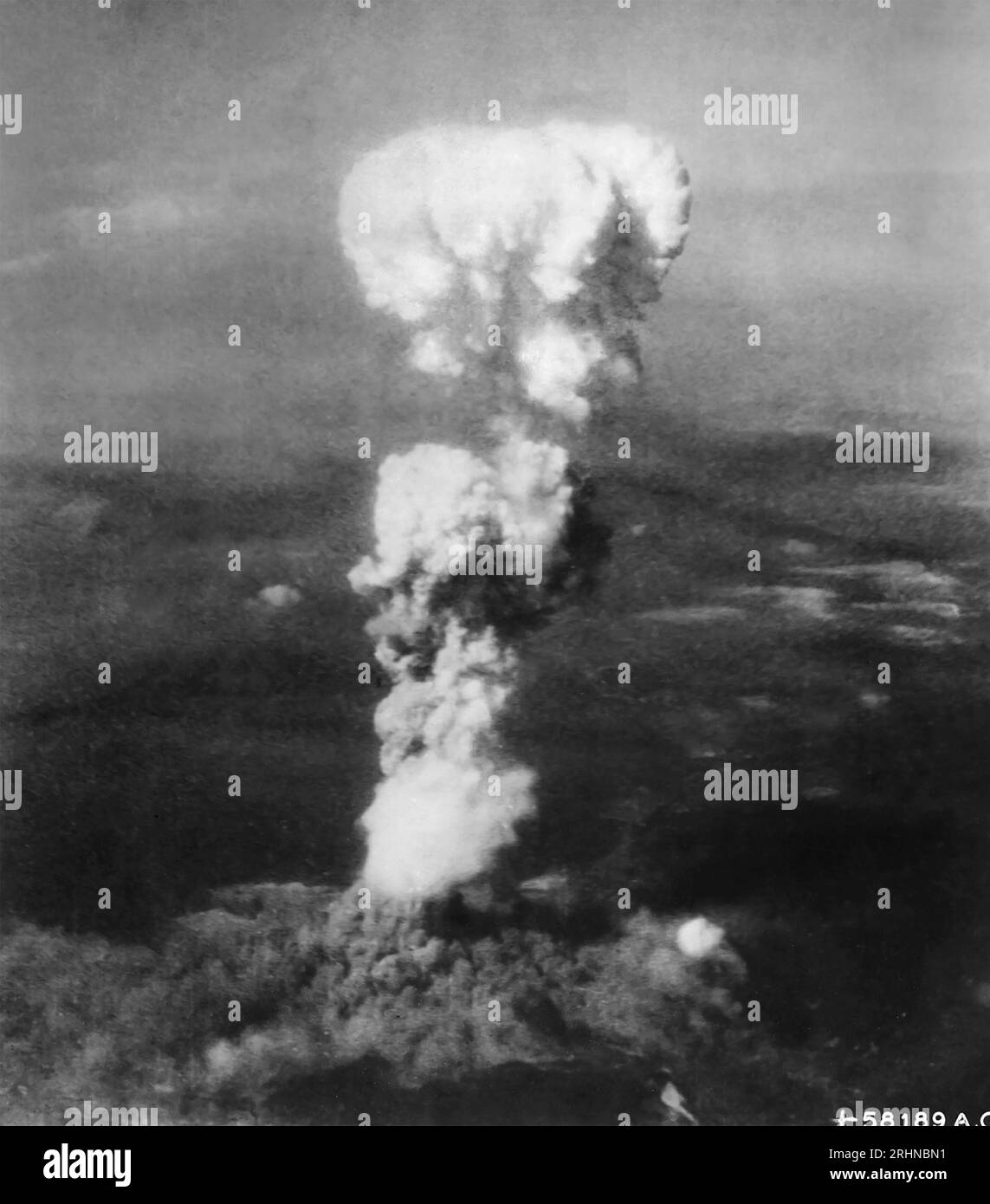 Le nuvole di HIROSHIMA sorgono dall'attacco della bomba atomica americana il 6 agosto 1945 Foto Stock