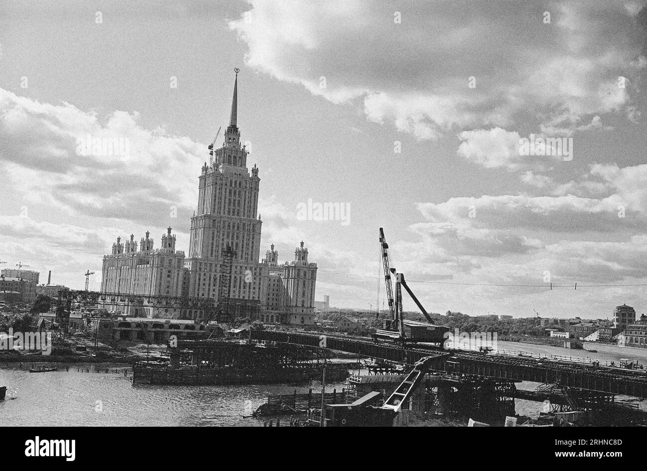 Costruzione del ponte Novoarbatsky. Museo: COLLEZIONE PRIVATA. Autore: Semyon Osipovich Friedland. Foto Stock