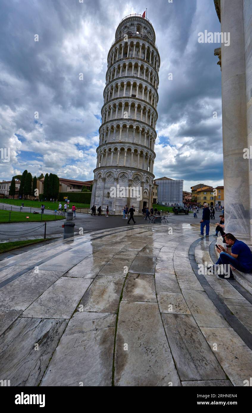 Vista sulla Torre Pendente in Piazza dei Miracoli a Pisa Foto Stock