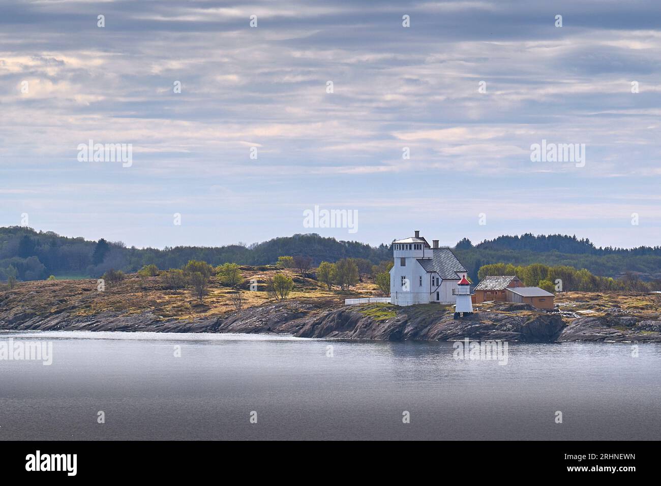 Un faro storico norvegese restaurato a breve distanza da Brønnøysund, Nordland, Norvegia. 10 maggio 2023 Foto Stock