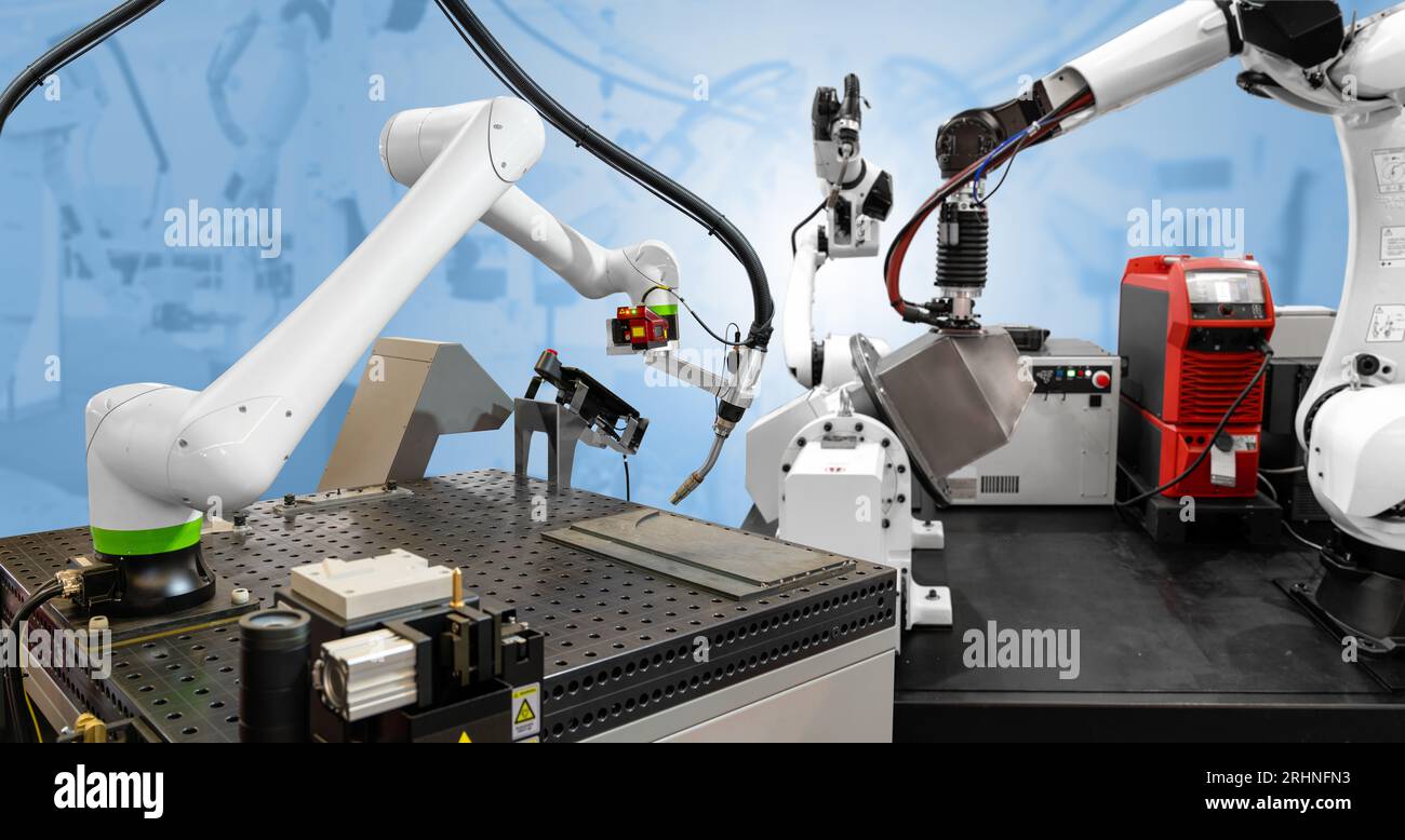 robot in una fabbrica intelligente. Concetto Smart Industry 4,0. Foto Stock