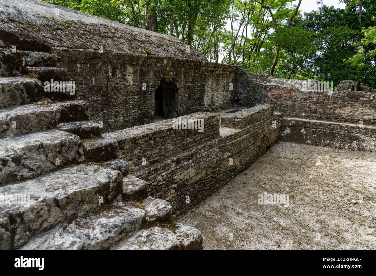 Struttura E1 di fronte a Plaza e, la residenza reale nelle rovine Maya nella riserva archeologica di Cahal Pech, Belize. Foto Stock
