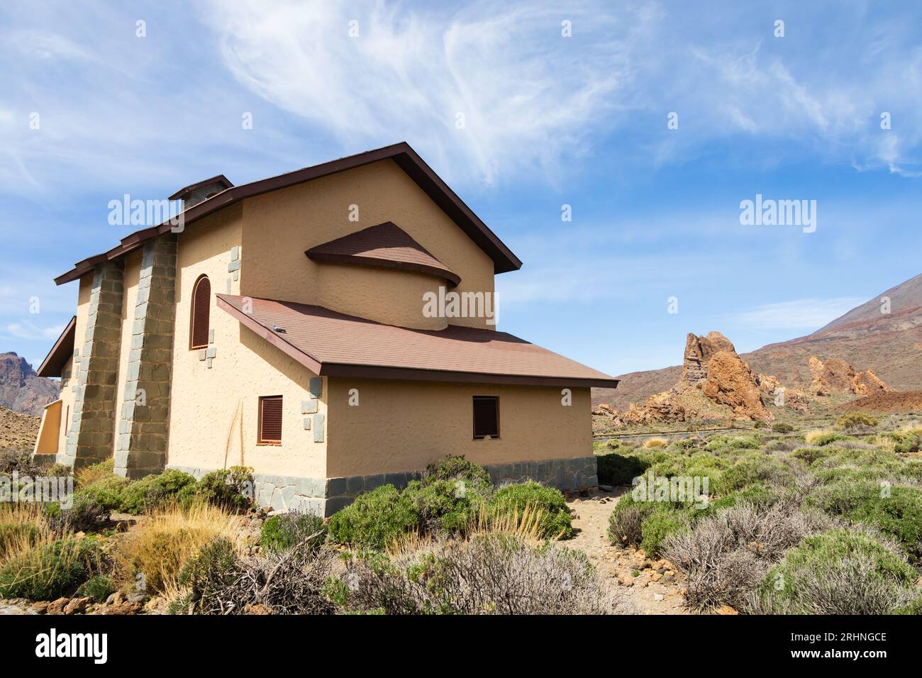 La chiesa barocca di Ermita de las Nieves sulle pendici del picco Hacha nel parco del Monte Teide, Tenerife, Isole Canarie, Spagna Foto Stock