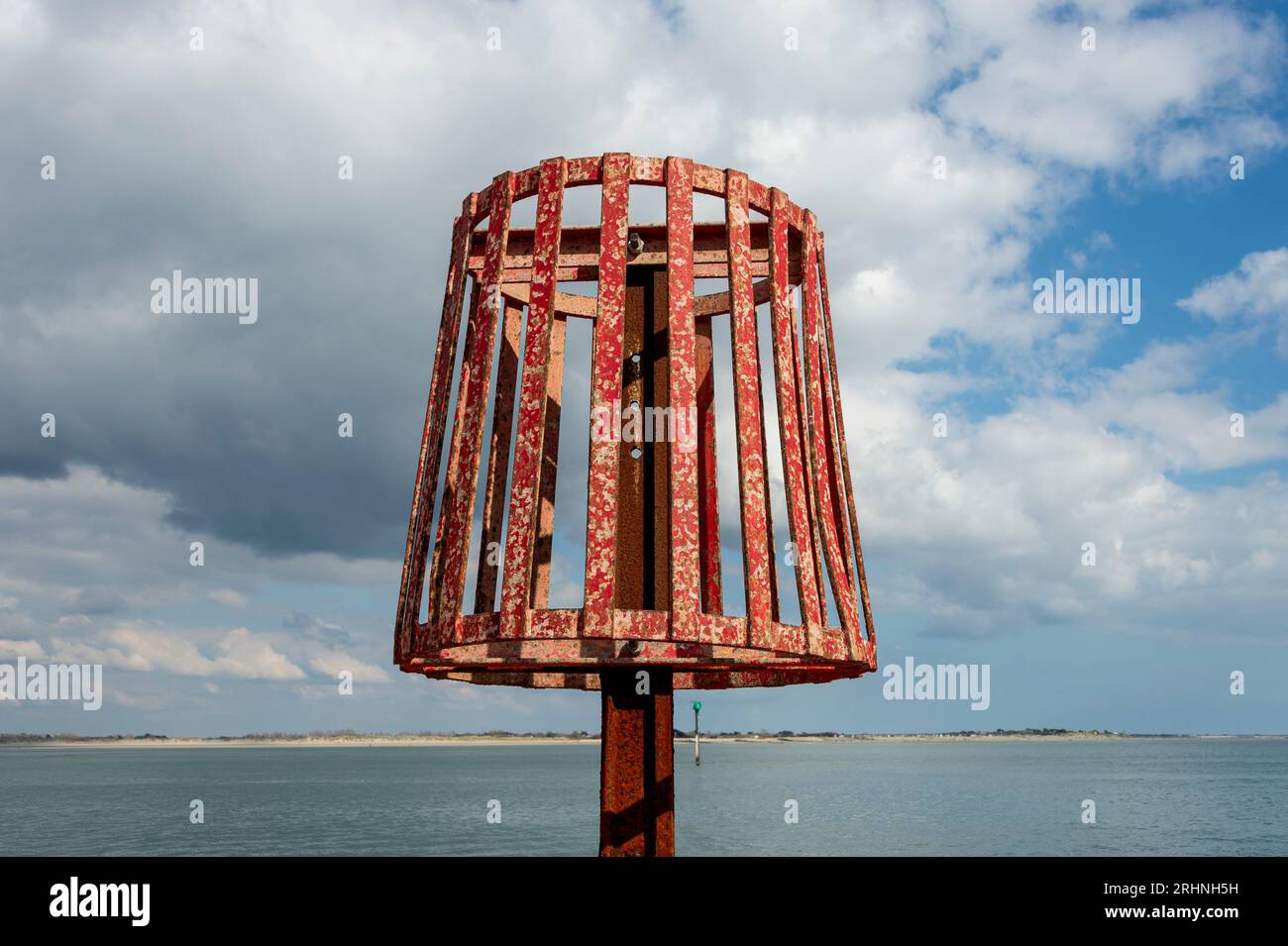 Contrassegno di navigazione a mano porta rosso in un canale di spedizione Foto Stock