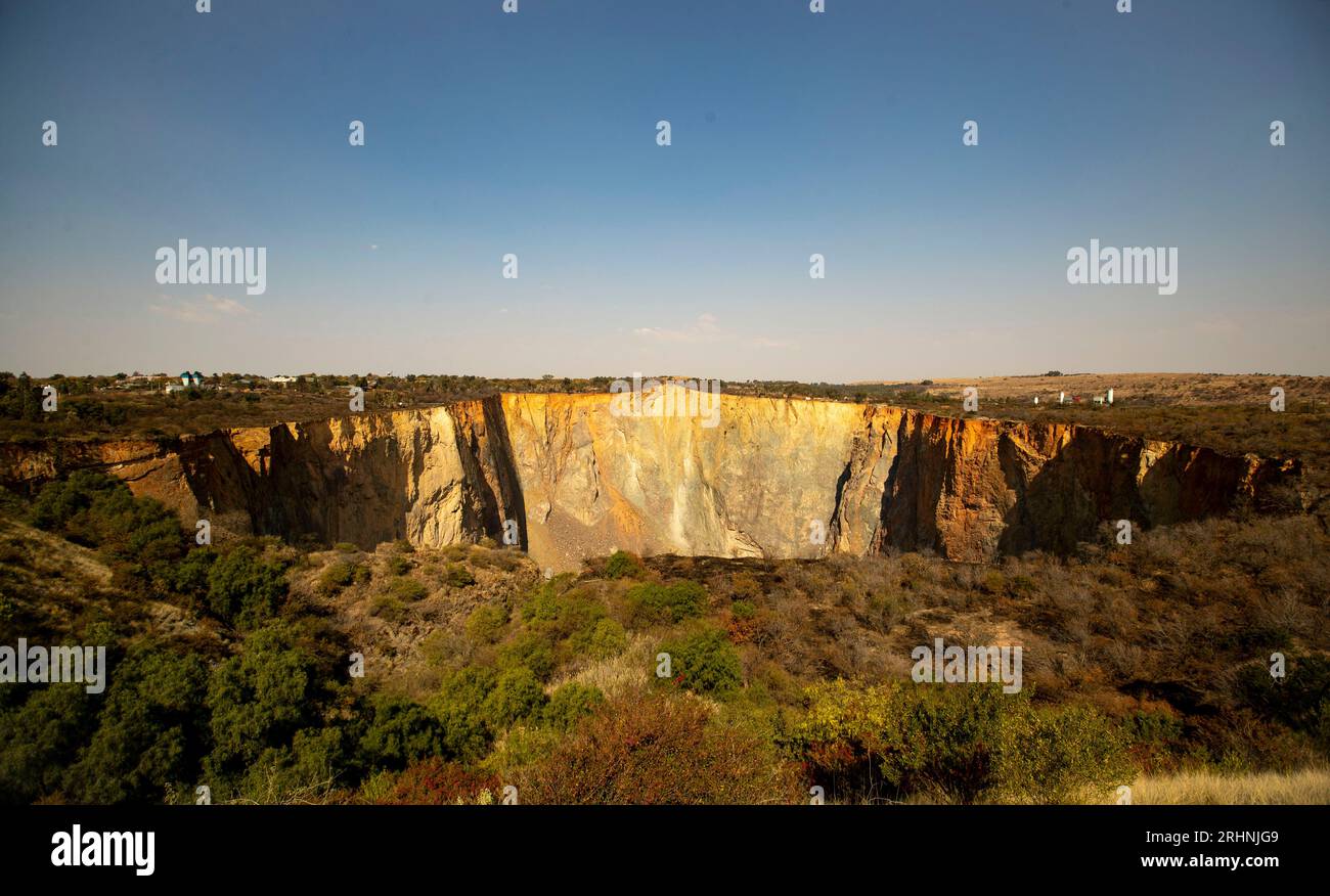 (230818) -- GAUTENG, 18 agosto 2023 (Xinhua) -- questa foto scattata il 13 agosto 2023 mostra il Cullinan Big Hole nella miniera di Cullinan a Cullinan di Gauteng, Sudafrica. Il Sudafrica, che terrà il 15° vertice BRICS questo mese, è il paese più meridionale dell'Africa. È l'unico paese al mondo con tre capitali, con Pretoria come capitale amministrativa, città del Capo come capitale legislativa e Bloemfontein la capitale giudiziaria. Altre grandi città sono Johannesburg e Durban. Il Sudafrica ha un clima piacevole e famose destinazioni turistiche come Capo di buona speranza, Kruger Nat Foto Stock