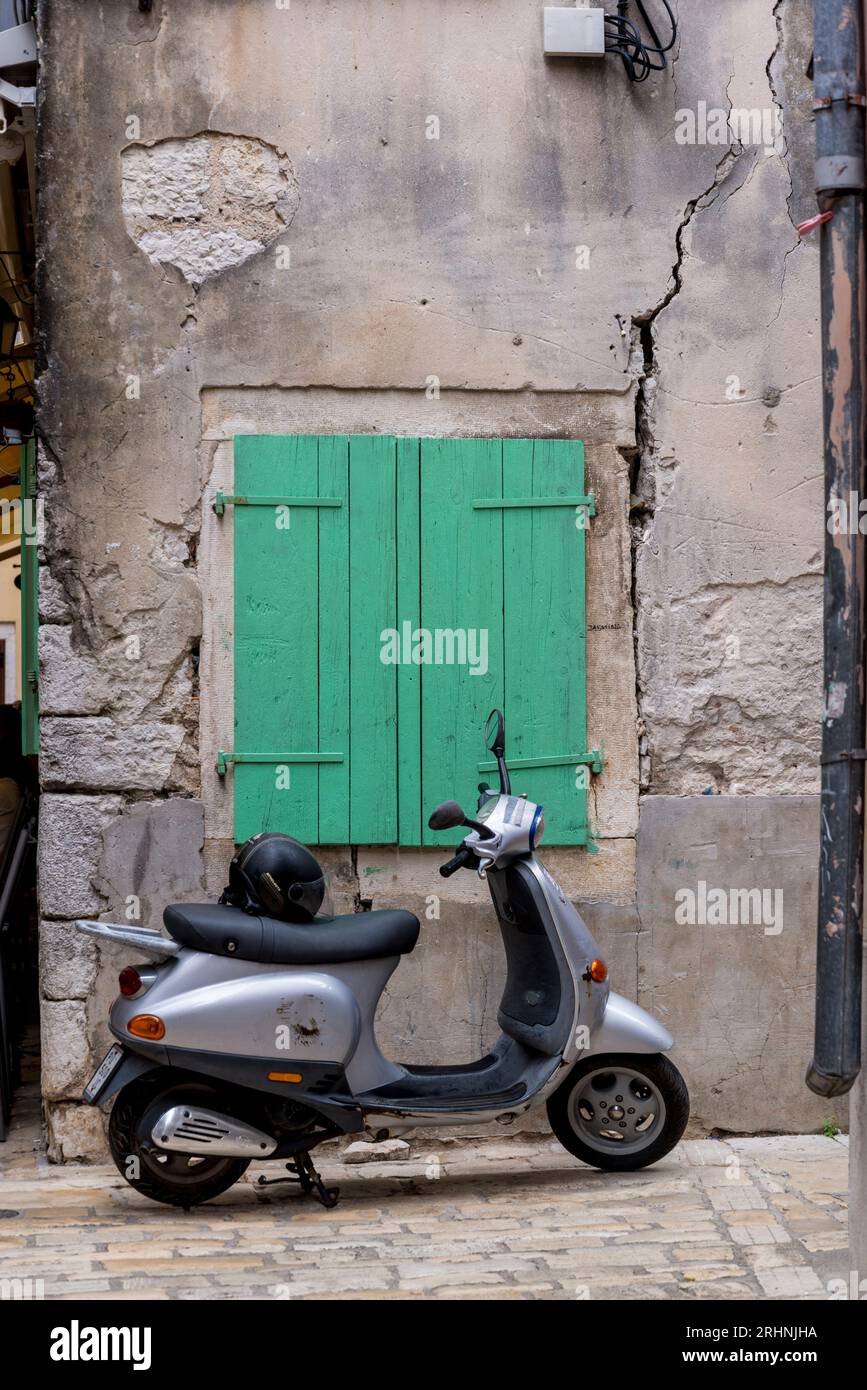 Scooter a motore nella città vecchia, Rovigno, Istria, Croazia Foto Stock