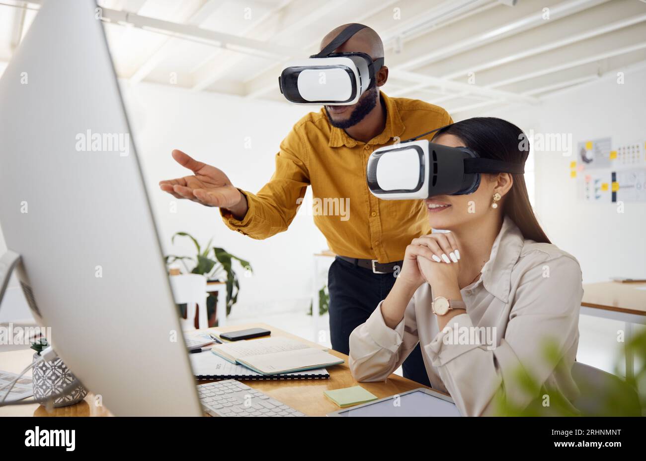 Uomini d'affari, discussione e computer per la visione della realtà virtuale, consulenza professionale e coaching per il progetto metaverse. Occhiali per sviluppatori di realtà aumentata Foto Stock