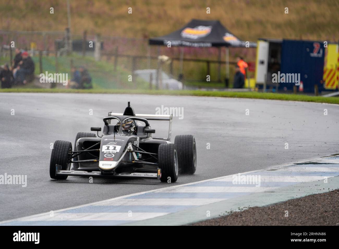 British F4 Championship Louis SHARP #11 (Rodin Carlin) al Knockhill Racing Circuit Foto Stock