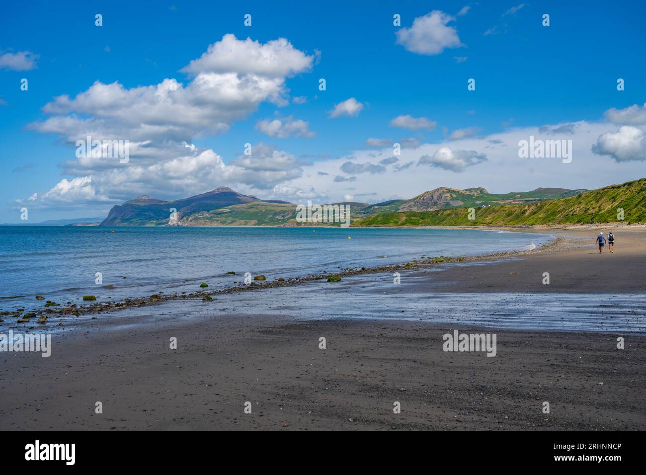 La spiaggia di Traeth Morfa Nefynm sulla costa nord del Llyn verso Yr Eifl. Penisola del Galles settentrionale. Foto Stock