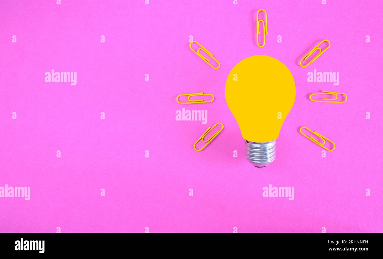 Business concept,brainstorming,innovazione,idea,problem solving,con una lampadina. Piano, spazio libero per le copie Foto Stock