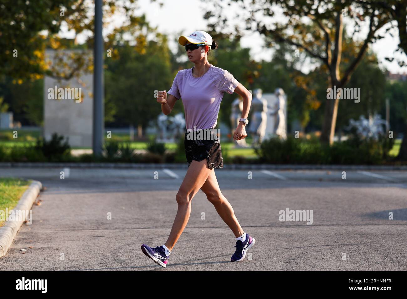 Budapest. 18 agosto 2023. L'atleta cinese ma Zhenxia si allena davanti ai Campionati mondiali di atletica leggera Budapest 2023 vicino allo stadio Puskas Arena di Budapest, in Ungheria, il 18 agosto 2023. Crediti: Zheng Huansong/Xinhua/Alamy Live News Foto Stock