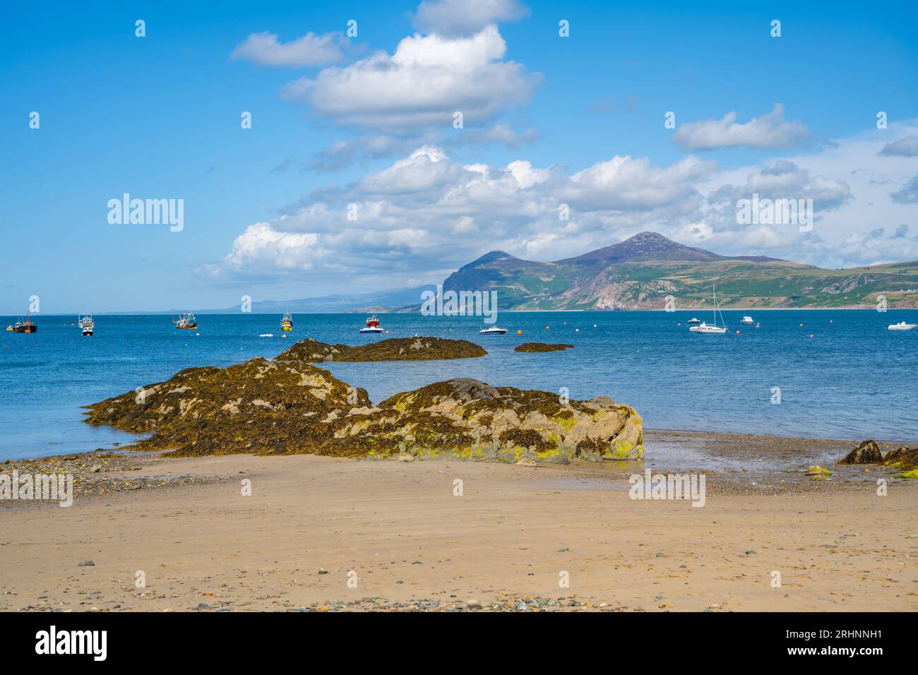 Guardando lungo la spiaggia verso Porthdinllaen a Traeth Morfa Nefynm sulla costa nord del Llyn. Penisola del Galles settentrionale. Foto Stock