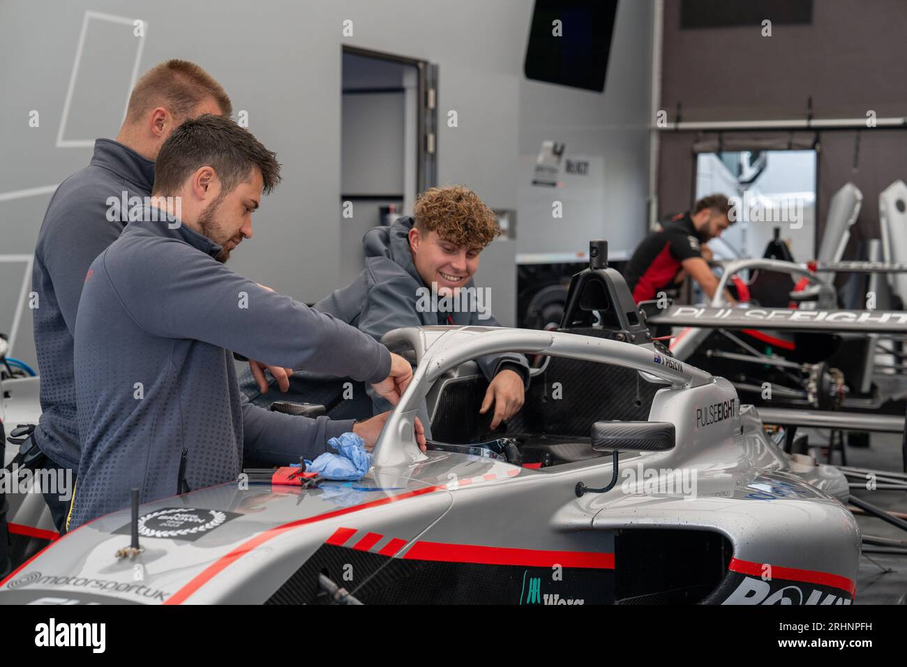 Formula 4 Knockhill Sunday HiTech GP Car in preparazione Foto Stock