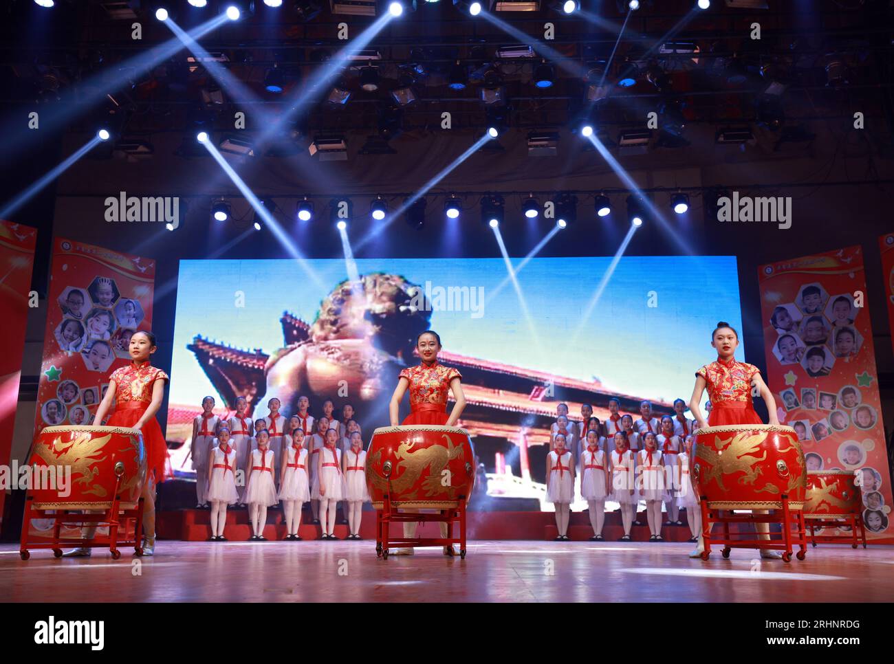 CONTEA DI LUANNAN, Cina - 19 aprile 2019: Le bambine suonano la batteria sul palco, CONTEA DI LUANNAN, provincia di Hebei, Cina Foto Stock