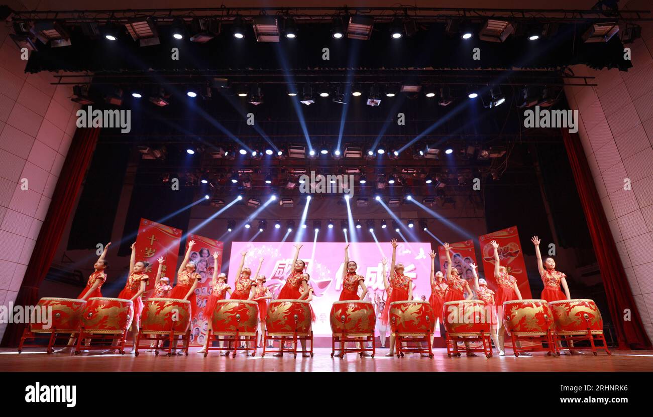 CONTEA DI LUANNAN, Cina - 19 aprile 2019: Le bambine suonano la batteria sul palco, CONTEA DI LUANNAN, provincia di Hebei, Cina Foto Stock