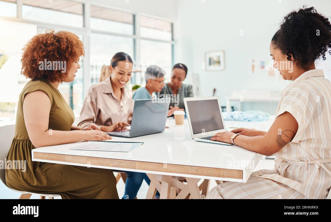 Moda, designer e gruppo di donne su laptop, pianificazione o brainstorming di progetti in ufficio startup. Personalizza lavoro di squadra, collaborazione e computer di Foto Stock