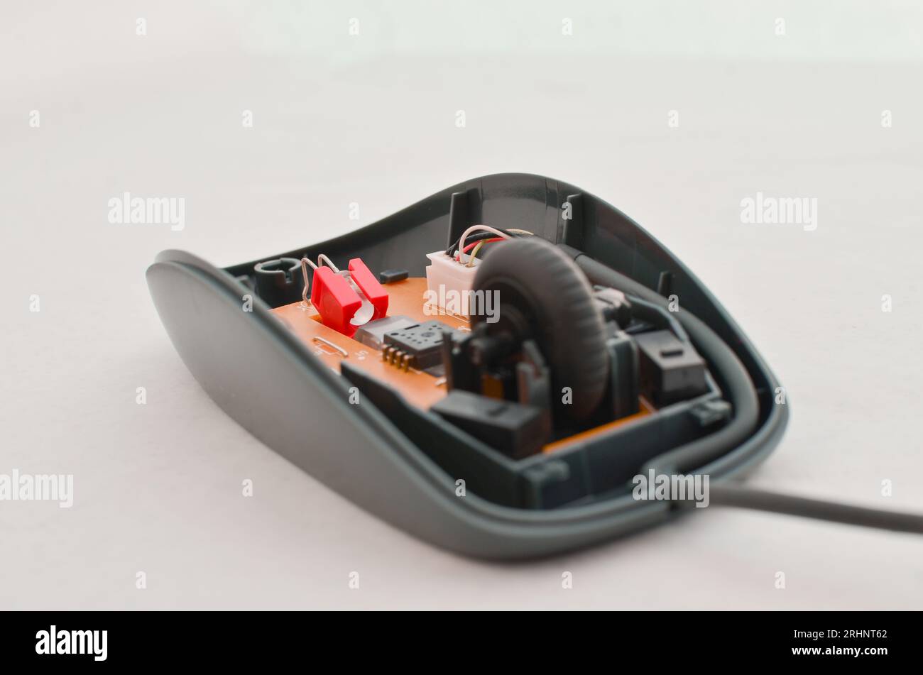 Mouse per computer aperto con circuito elettronico esposto per la manutenzione, simbolo della tecnologia e dell'informatica moderna. Perfetto per concetti tecnologici, cifra Foto Stock