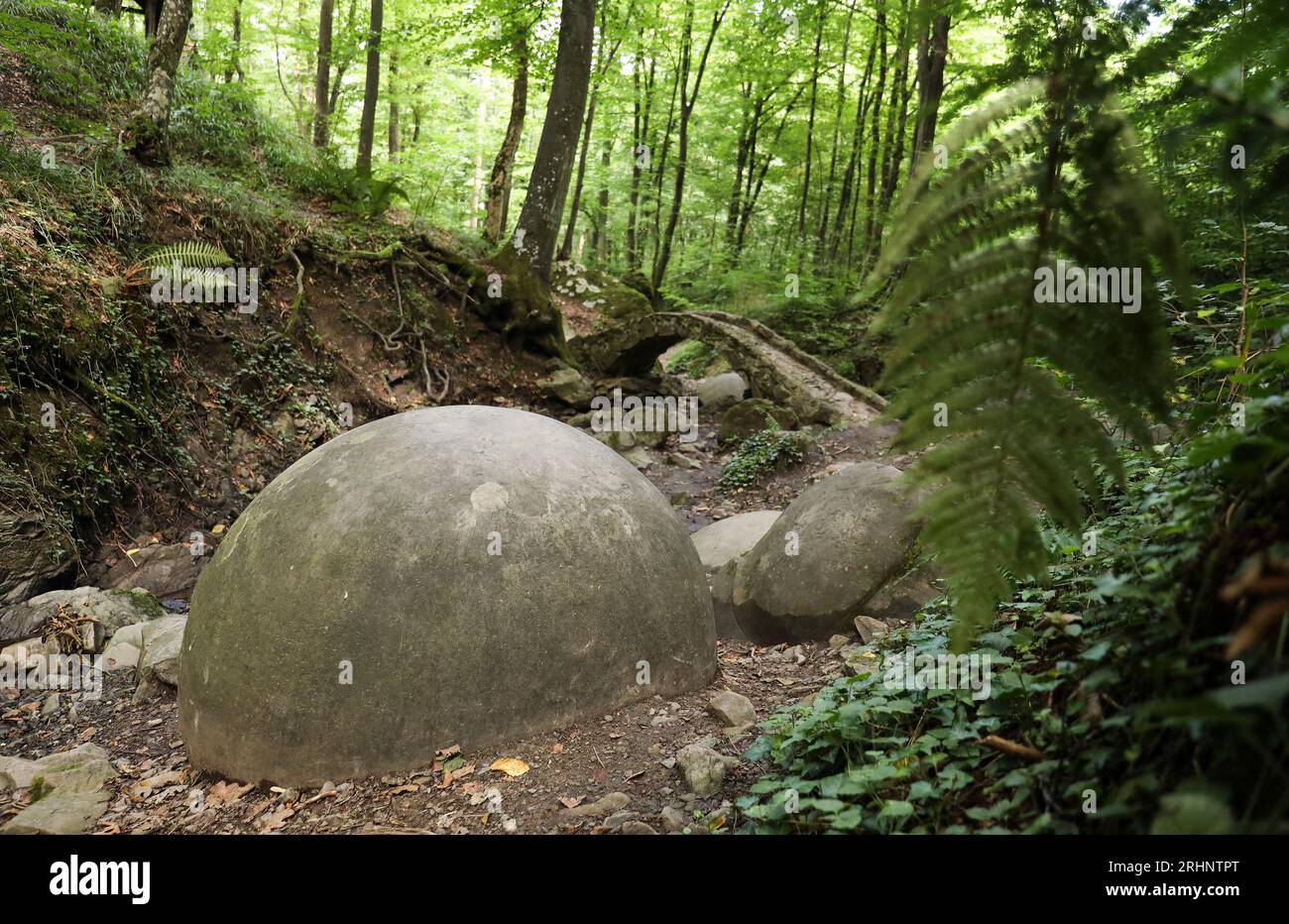 Tuzla, Bosnia ed Erzegovina. 17 agosto 2023. La grande sfera di pietra è stata vista nel villaggio di Zavidovici in Bosnia ed Herzegovia il 9 agosto 2023. Questo è il più grande ritrovamento di sfere di pietra in Europa. Ad oggi, ne sono stati trovati circa 60, di cui 11 sono stati conservati in ottime condizioni e sono tutti allineati lungo un torrente nella foresta e sono vicini l'uno all'altro. Foto: Emica Elvedji/PIXSELL credito: Pixsell/Alamy Live News Foto Stock