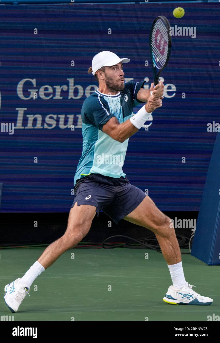 Borna Coric gioca al Western & Southern Open, giocando il 14 agosto 2023 al Lindner Family Tennis Center di Mason, Ohio. © Leslie Billman/Tennisclix Foto Stock