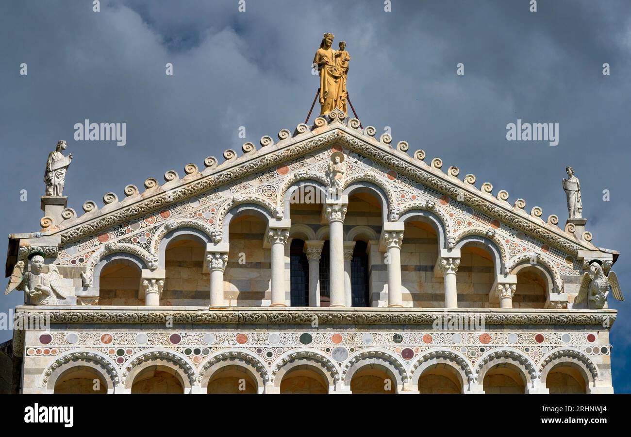 Veduta frastagliata sul Duomo in Piazza dei Miracoli a Pisa Foto Stock