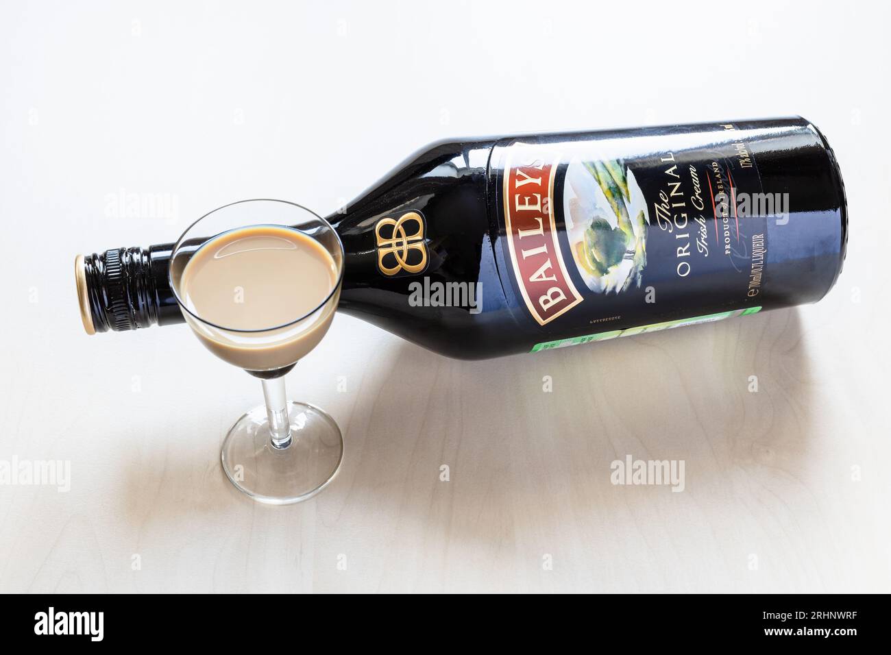 Mosca, Russia - 2 agosto 2022: Vista sopra della bottiglia di liquore Baileys Irish Cream prodotto da Diageo in Irlanda su tavolo pallido e vetro (focu Foto Stock