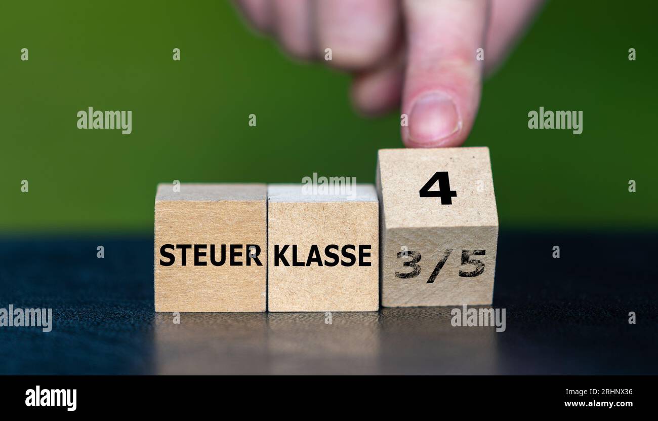 Simbolo per la modifica della classe fiscale 3/5 a 4 in Germania. Mano gira cubo e cambia l'espressione tedesca "Steuerklasse 3/5" (classe fiscale 3/5) in "Steue Foto Stock