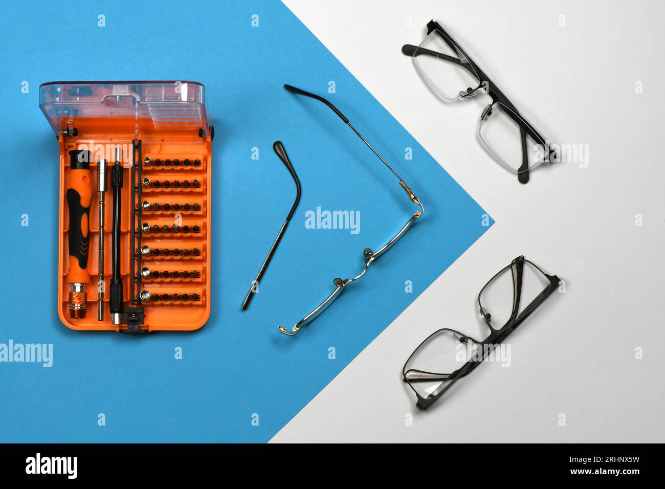 Set di punte per cacciaviti per occhiali da lettura isolati su sfondo blu. Foto ad alta risoluzione. Profondità di campo completa. Foto Stock