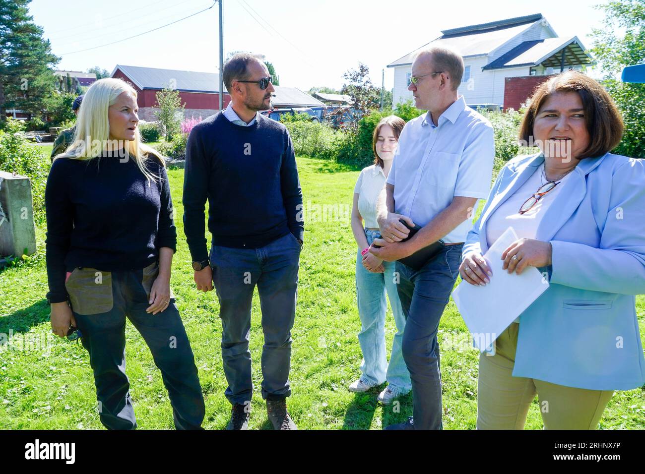 Lena 20230817. La principessa ereditaria mette-Marit e il principe ereditario Haakon visitano le aree colpite dalle inondazioni di Lena a Oestre Toten. Eccoli con la famiglia Vegard Skogen Rebne T.v. e Gunn Helen Skogen Rebne T.h. figlia Mari nel mezzo. Foto: Terje Pedersen / NTB Foto Stock