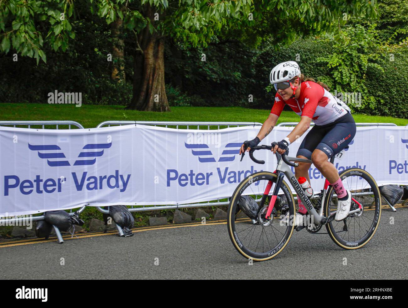 Alison Jackson, canadese, attraversa Kelvingrove Park, Glasgow, durante un giro cittadino dell'UCI Cycling World Championships 2023 Foto Stock