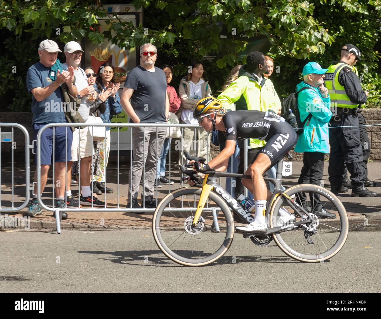 Kim Cadzow, neozelandese, che si trasforma in Byres Rd, Glasgow, durante un giro cittadino dell'UCI Cycling World Championships Women Elite Road Race 2023. Scotla Foto Stock