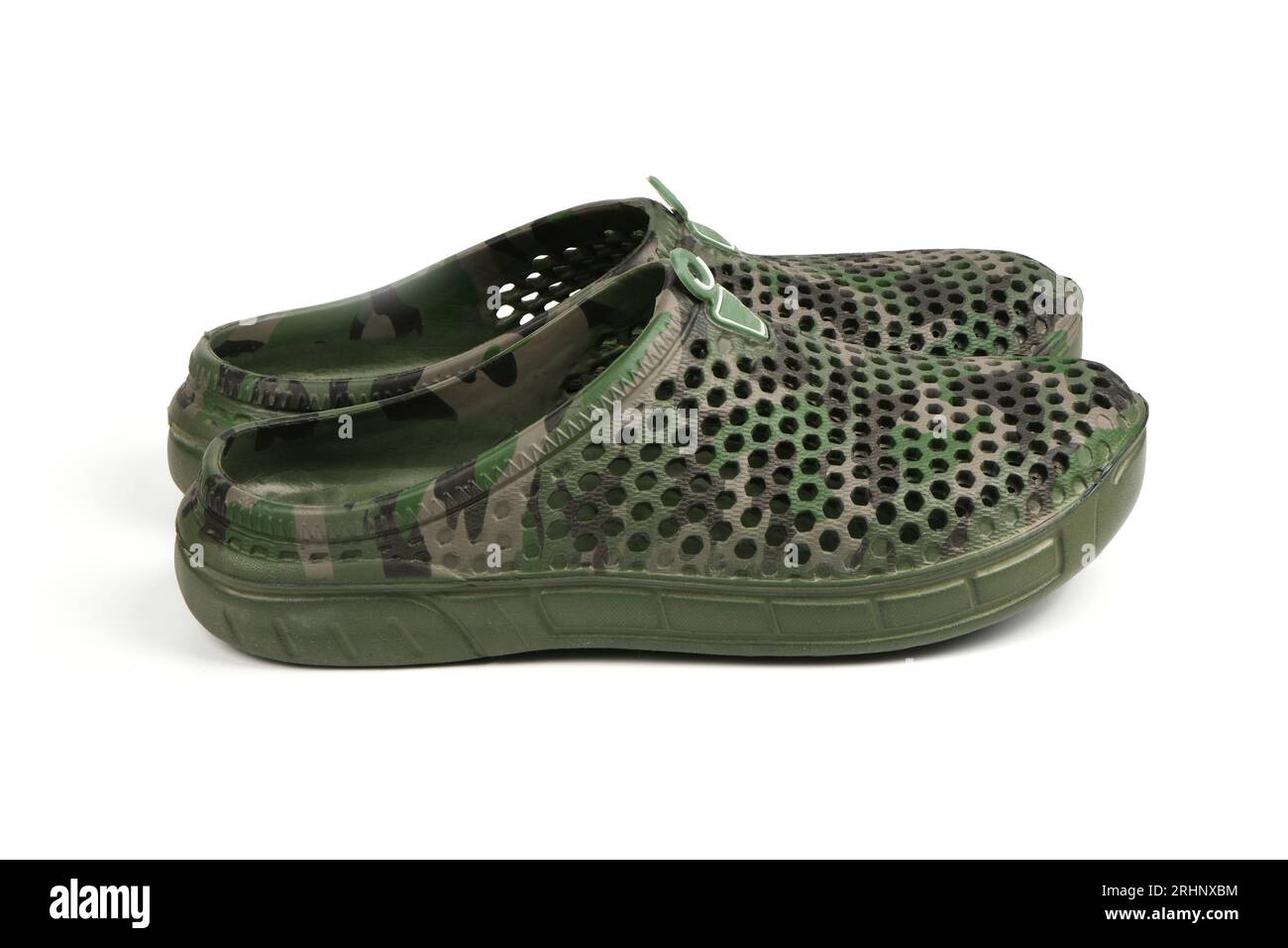 Coppia di galosci verdi scuri isolati su sfondo bianco. Scarpe per le giornate piovose. Foto ad alta risoluzione. Profondità di campo completa. Foto Stock